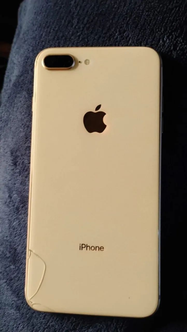 iPhone dourado em ótimo estado ,só trinca atrás 