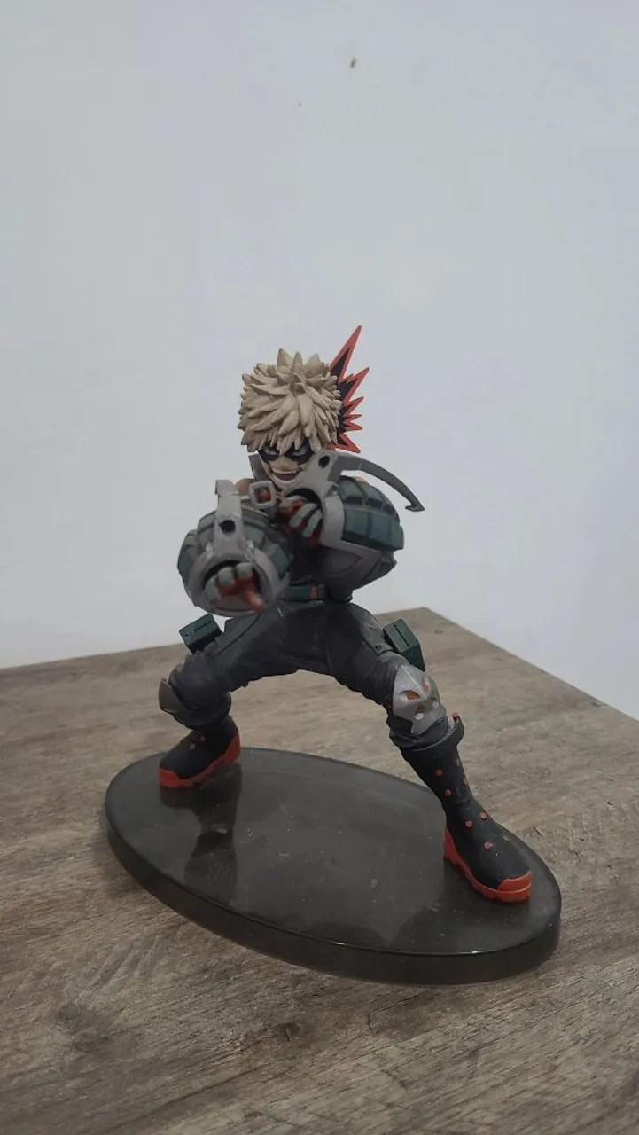 Dois action figure de my hero academia