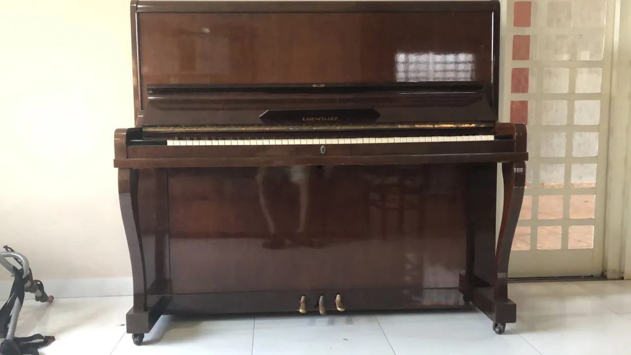 Piano Vertical Essenfelder - Instrumento Musical Clássico