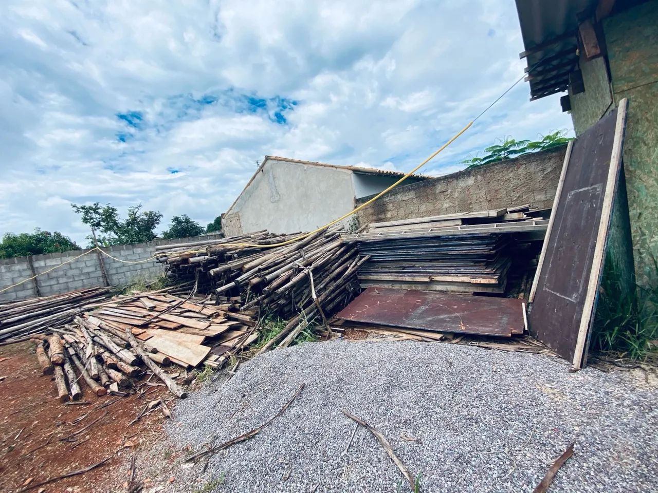 Vende-se pau de escora e madeiras em geral. 