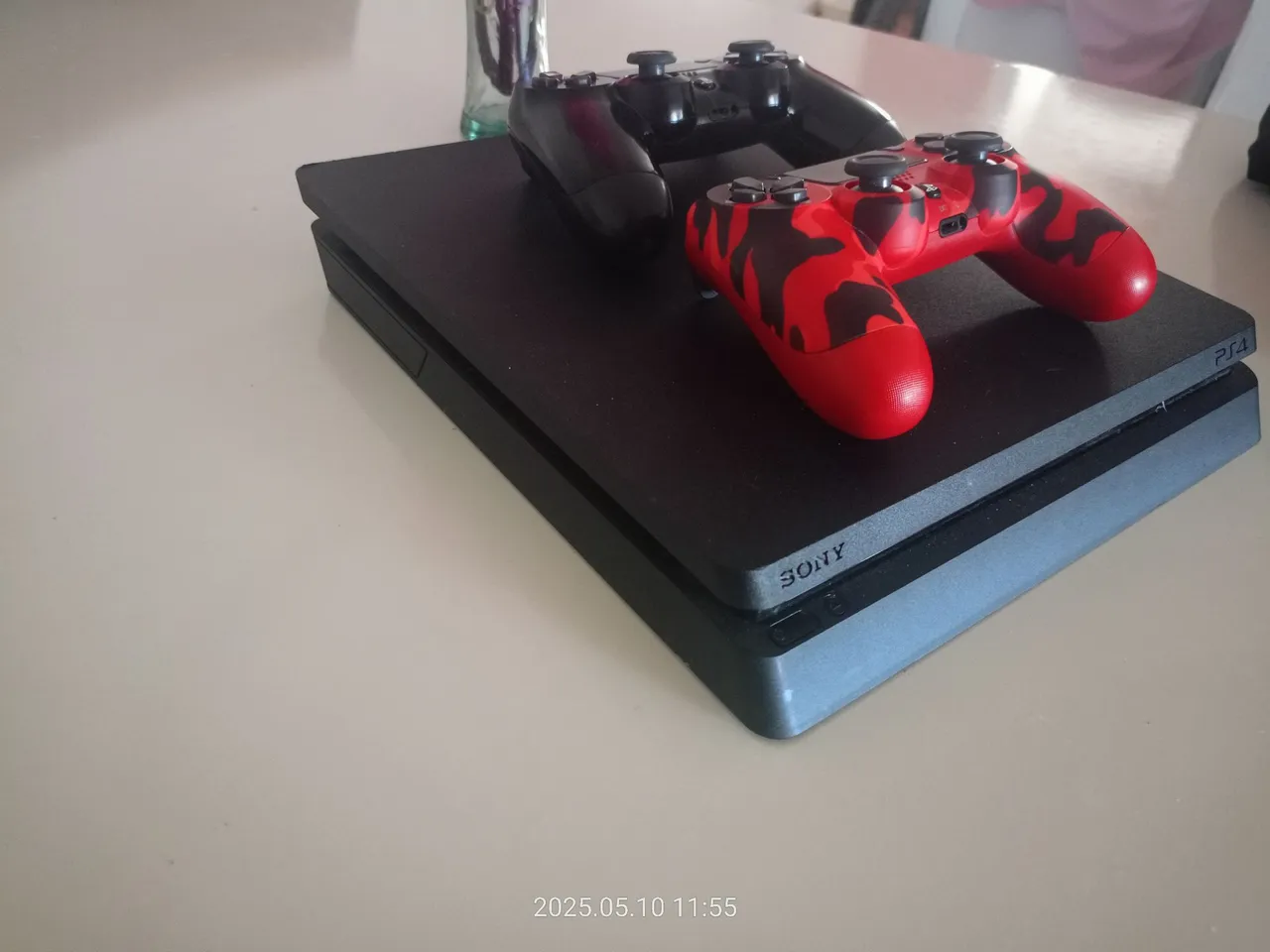 Playstation 4 com dois controles