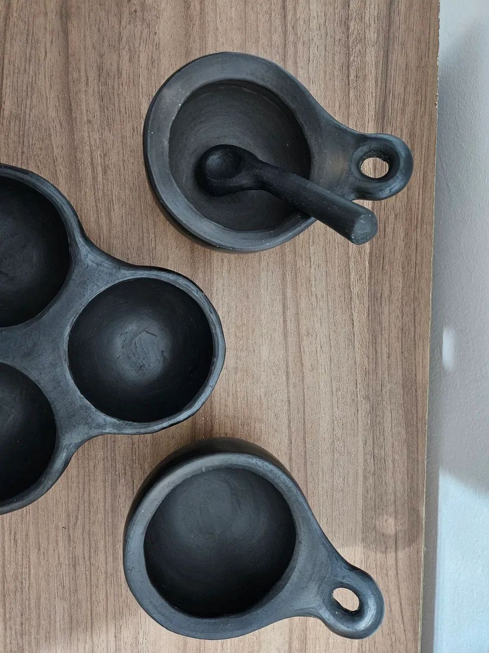 Conjunto de Cerâmica Preta (Petisqueira + 2 Bowls com Tampa) - Foto 3