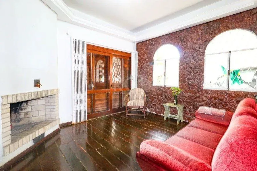Venda Padrão - Porto Alegre - Casa com 5 dormitórios, suíte, piscina, lareira, churrasquei