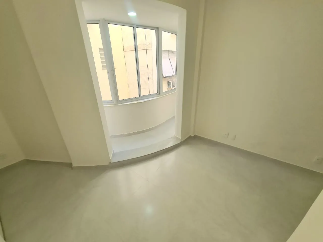 Sala e Quarto generoso de 40m2 com área de serviço e ampla cozinha, prox a Praia e do Metr