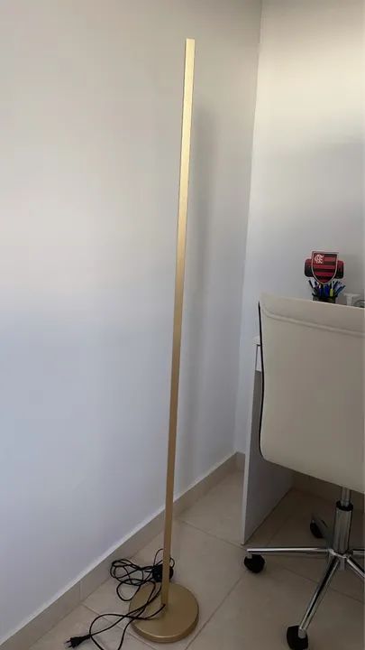 Luminária de chão moderna em dourado - Foto 3