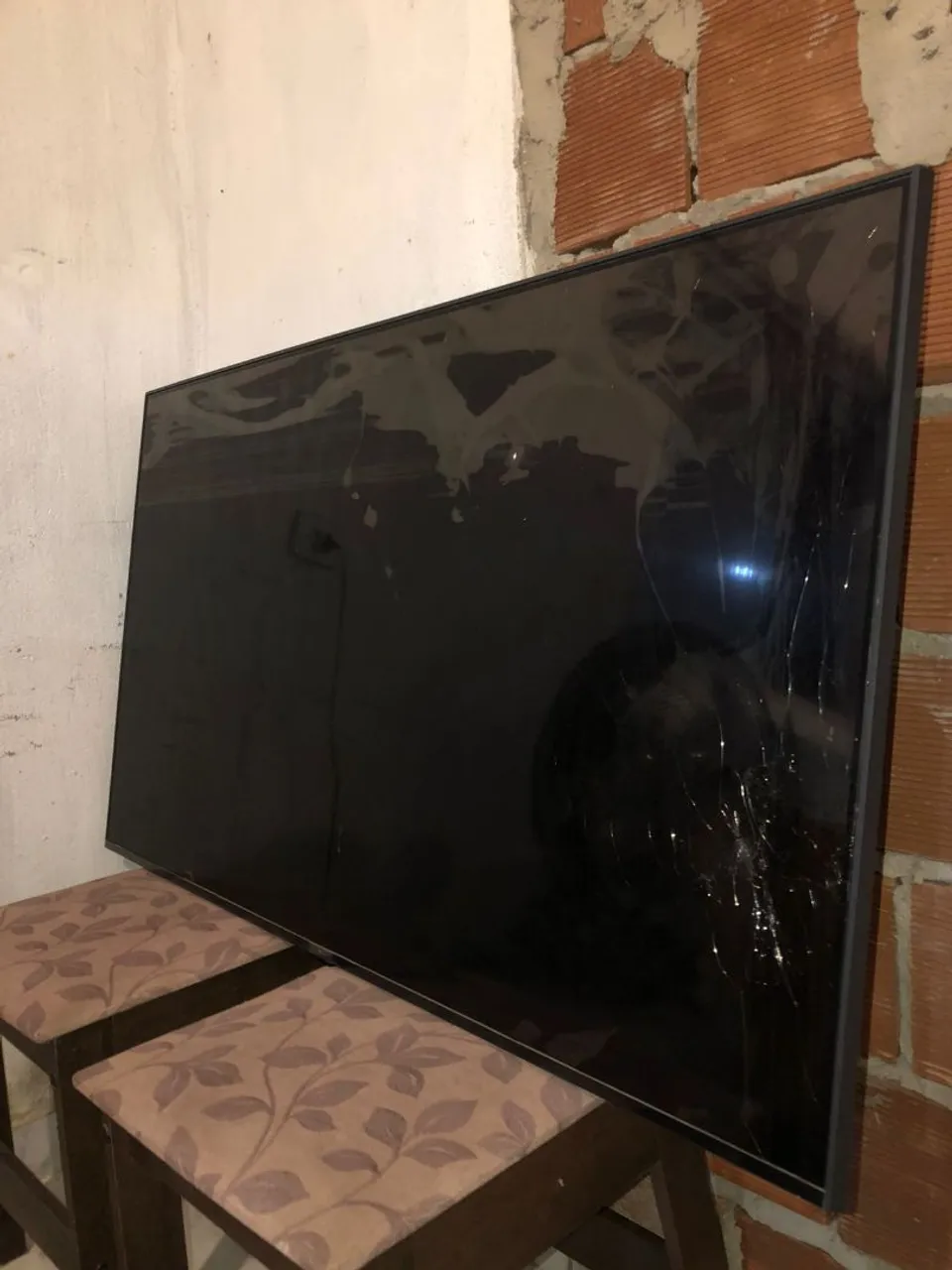 TV com tela danificada - ideal para reaproveitamento