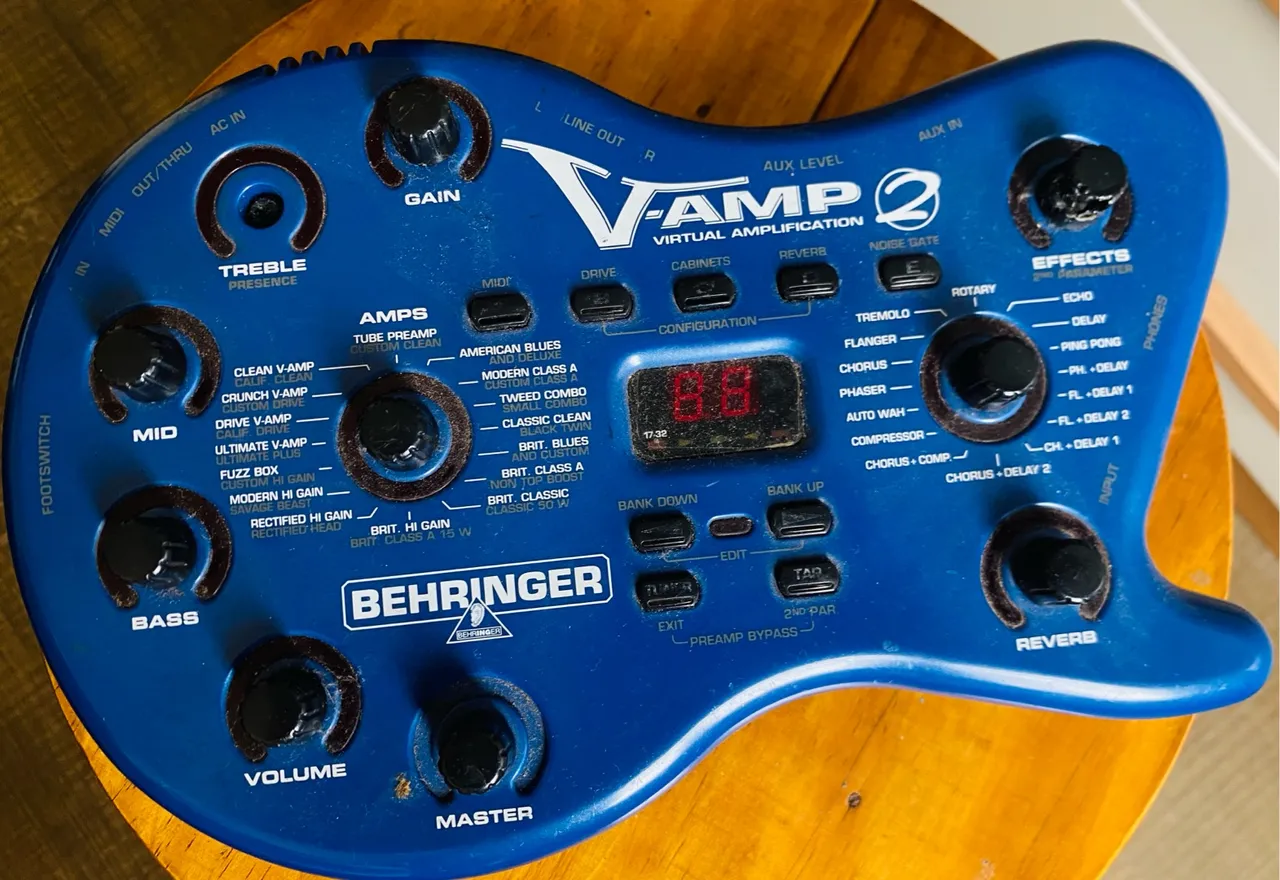 Behringer V-Amp 2 - Multi-Efeitos para Guitarra(Com Defeito)