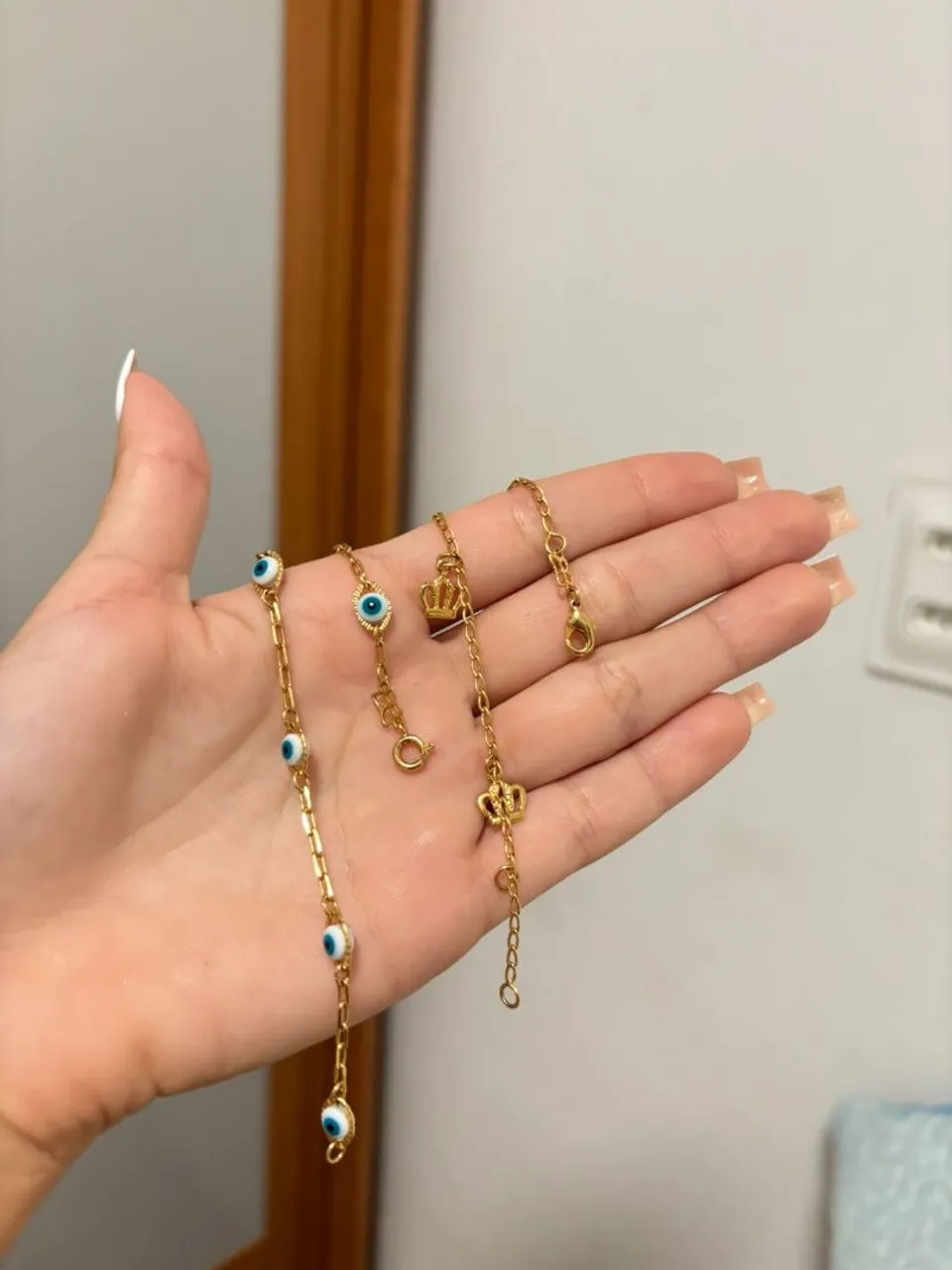 Pulseiras Douradas Delicadas com Detalhes