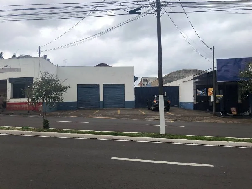 A Imobiliária Perez oferece à você mais uma ótima oportunidade de barracão para venda em L