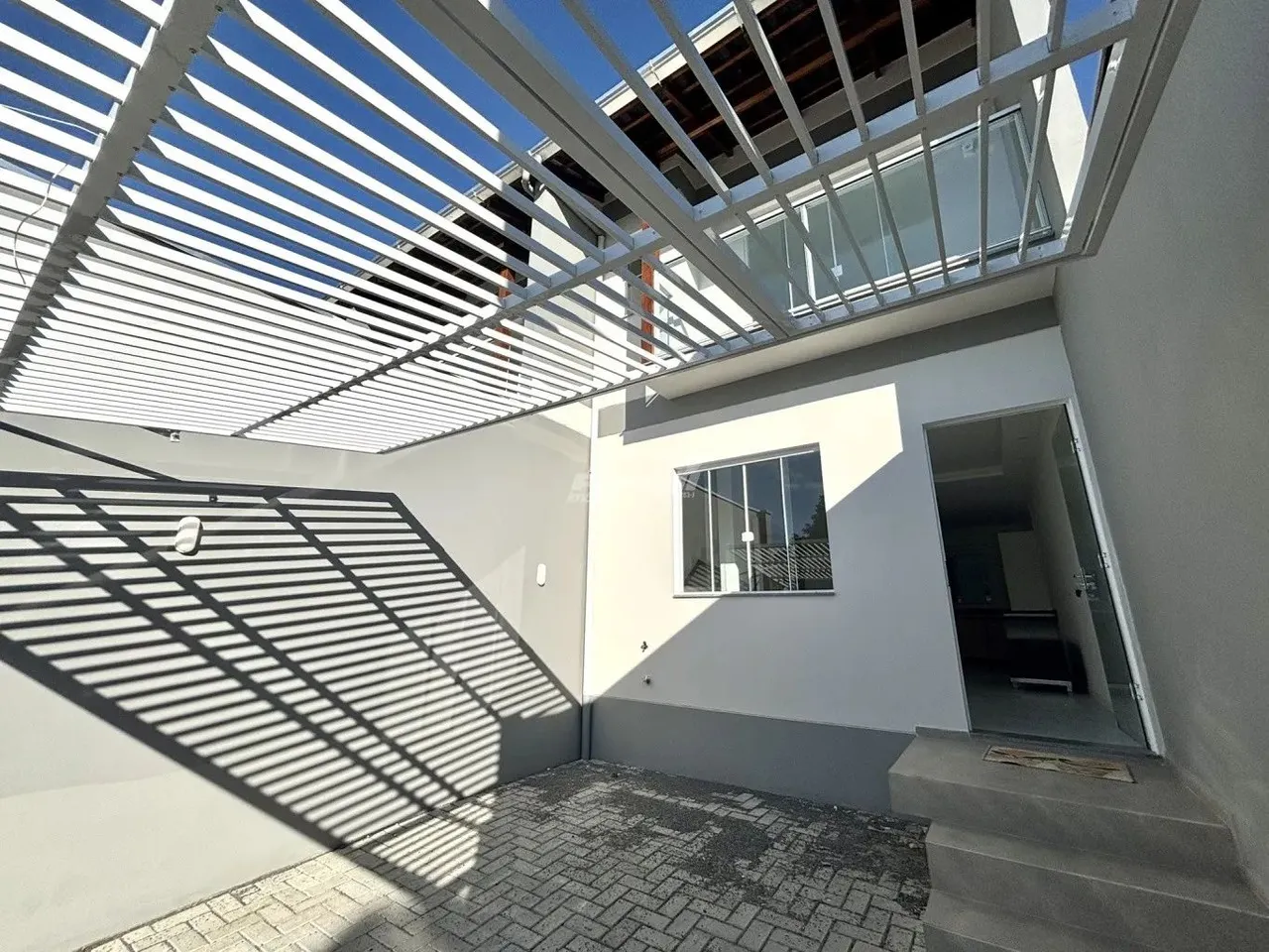 Excelente sobrado NOVO semi mobiliado no bairro Itoupava Central! O imovel contem: 02 dorm