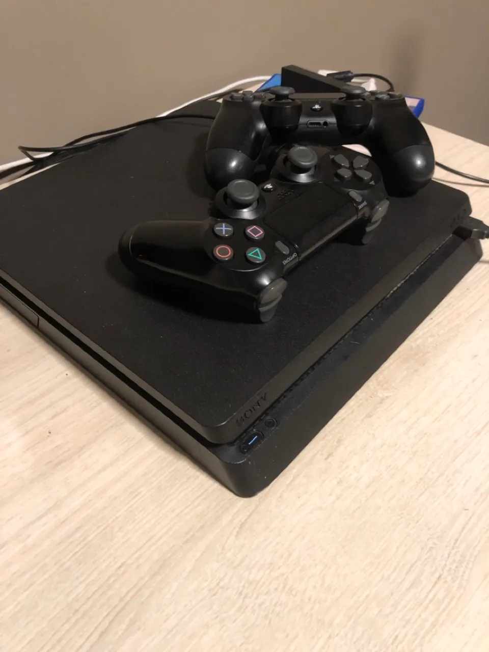 Playstation 4 com 2 Controles