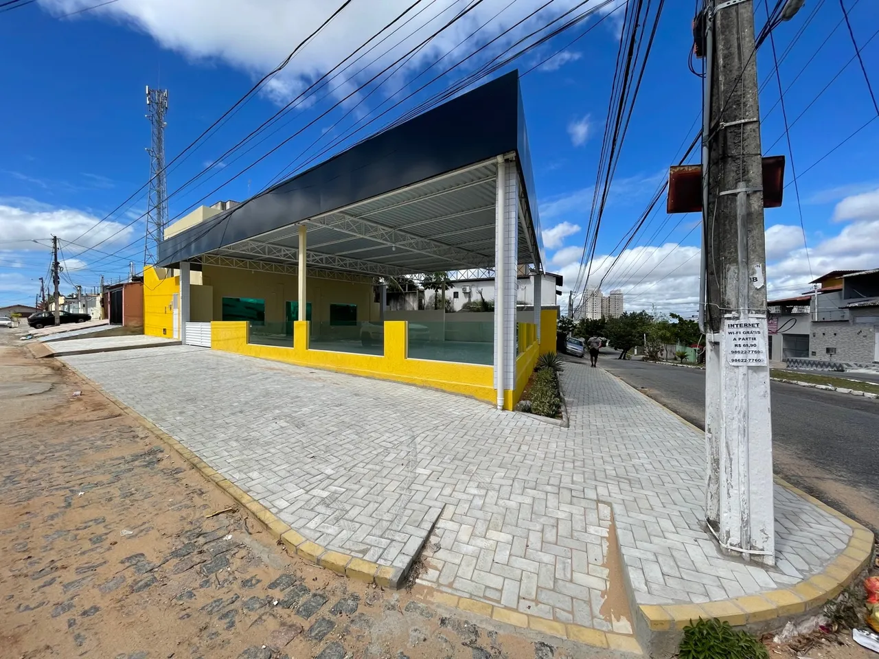 Prédio comercial de esquina