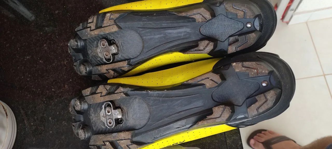 Tênis de ciclismo amarelo - Foto 2