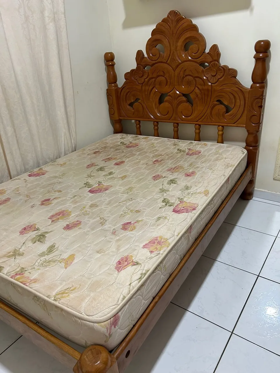 Cama cerejeira juntamente com o colchão