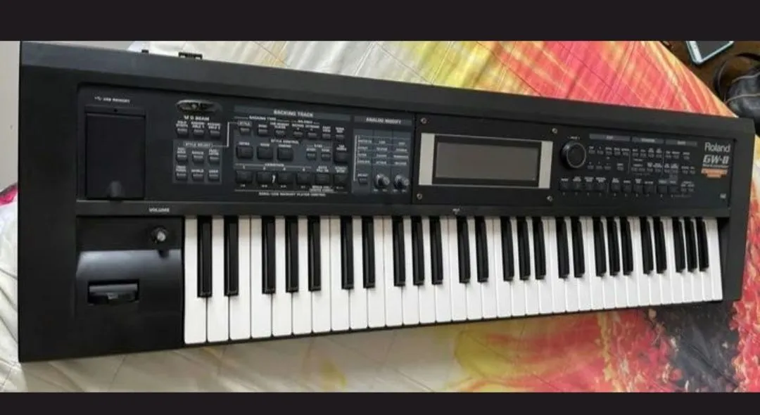 Teclado Roland gw8 R$ 1.600,00 ( funciona tudo menos o painel de Ld).