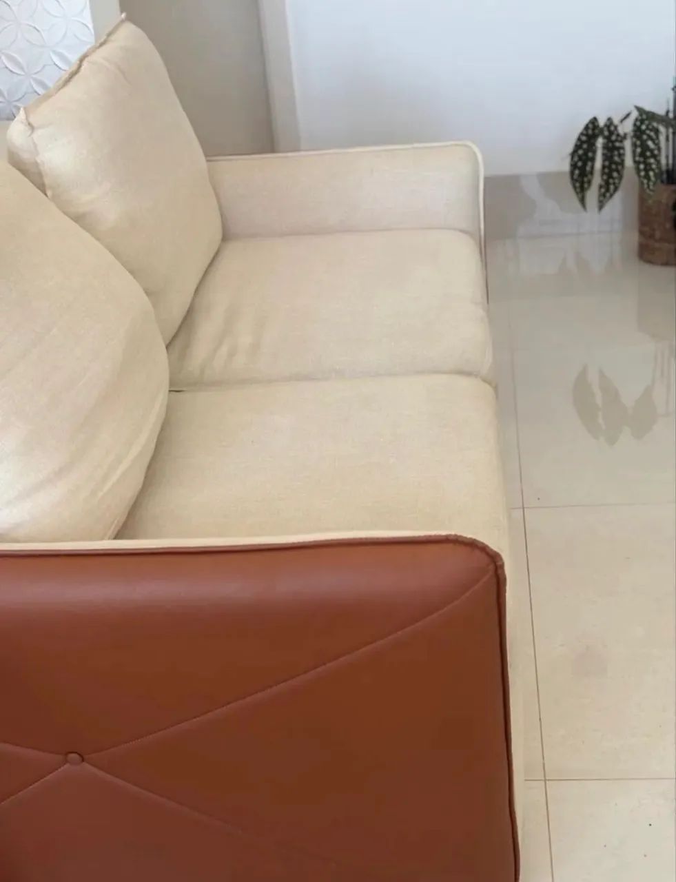 Sofá retrátil em linho com detalhe em couro  - Foto 4
