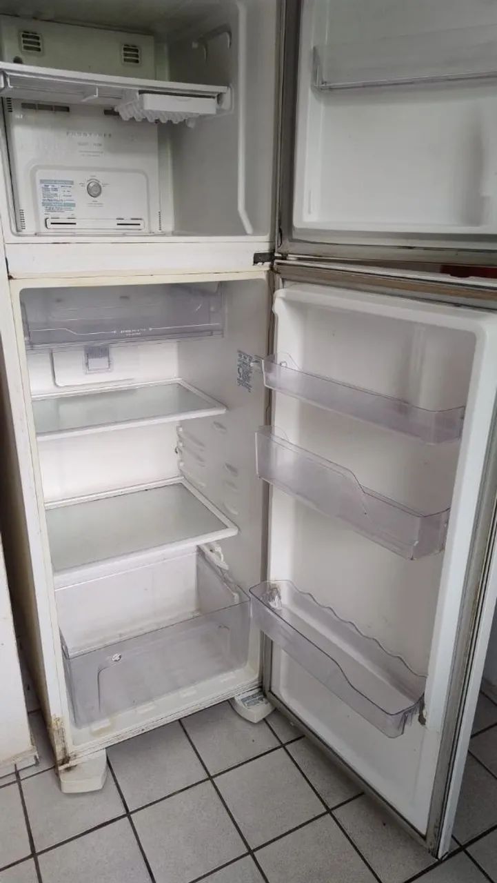 Geladeira parada para retirada de peças  - Foto 2