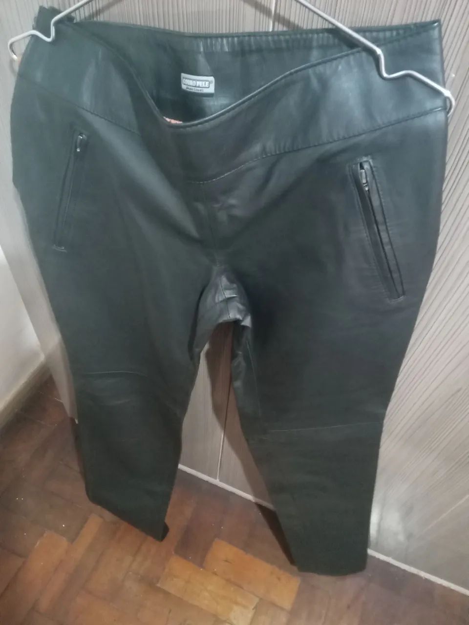 Calça em couro. 
