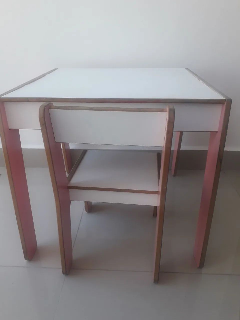 Mesa e cadeira de Madeira infantil Rosa