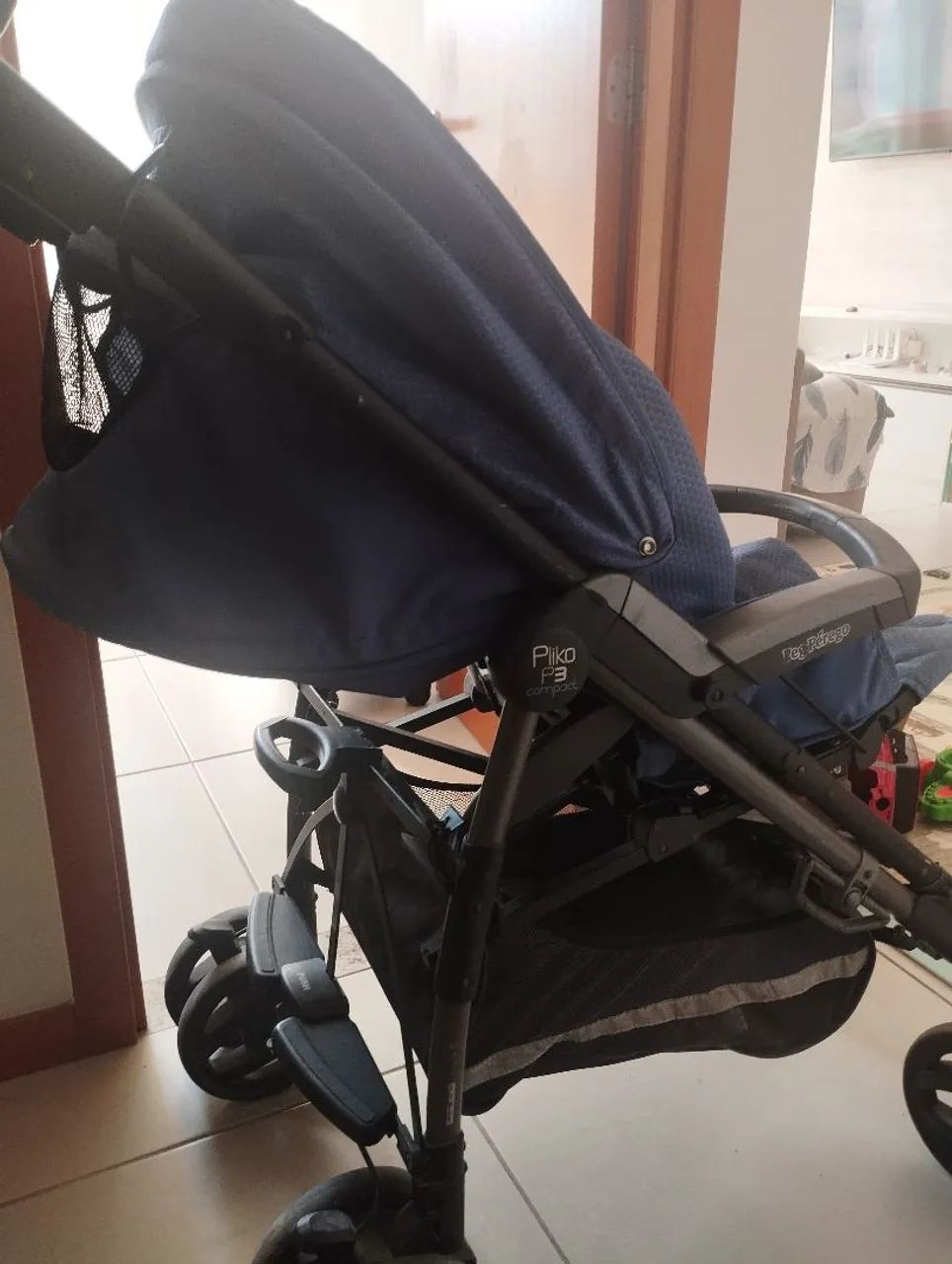 Carrinho de bebê dobrável super prático e conservado 