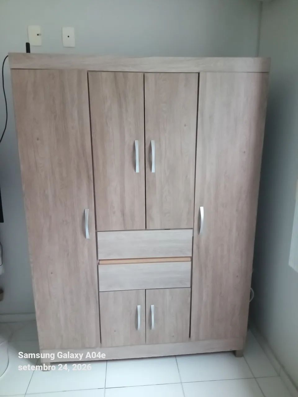 Vende-se Guarda roupas e mesa com cadeiras