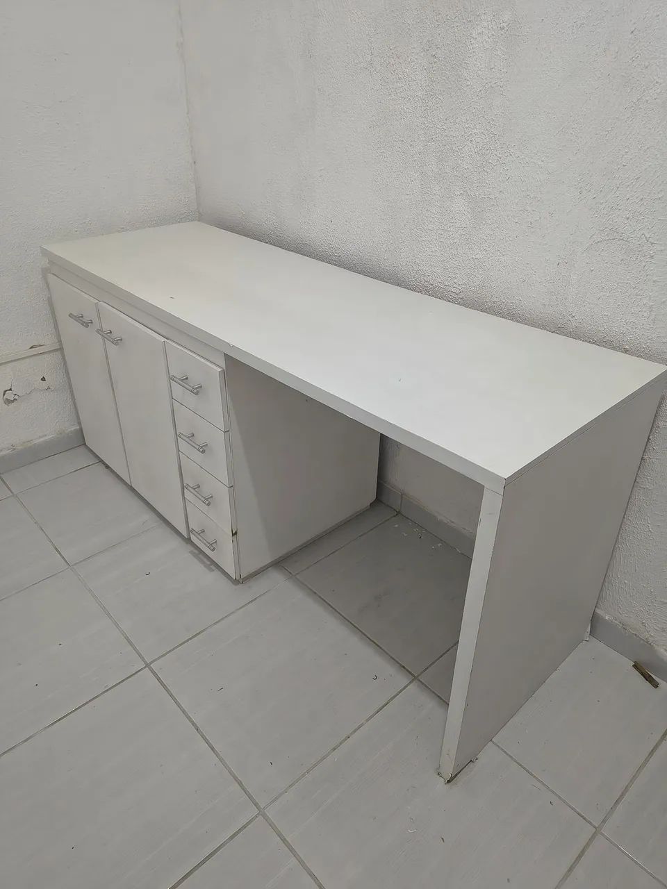 Mesa de estudo com gavetas e portas