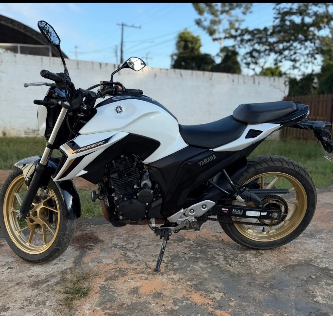 Moto semi nova no ponto de transferir 