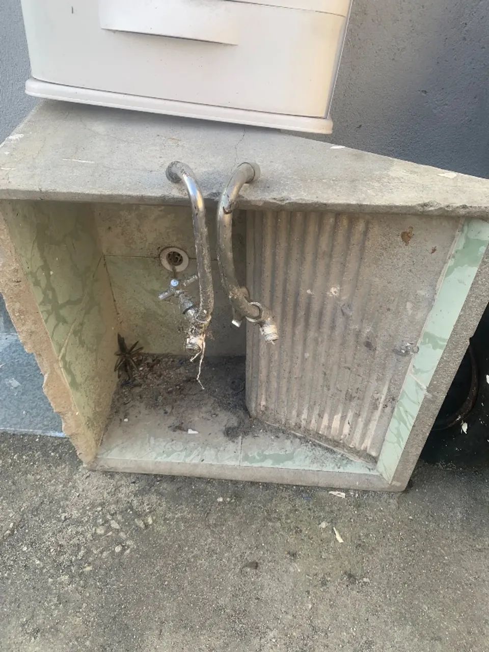 Tanque de lavar e toneiras