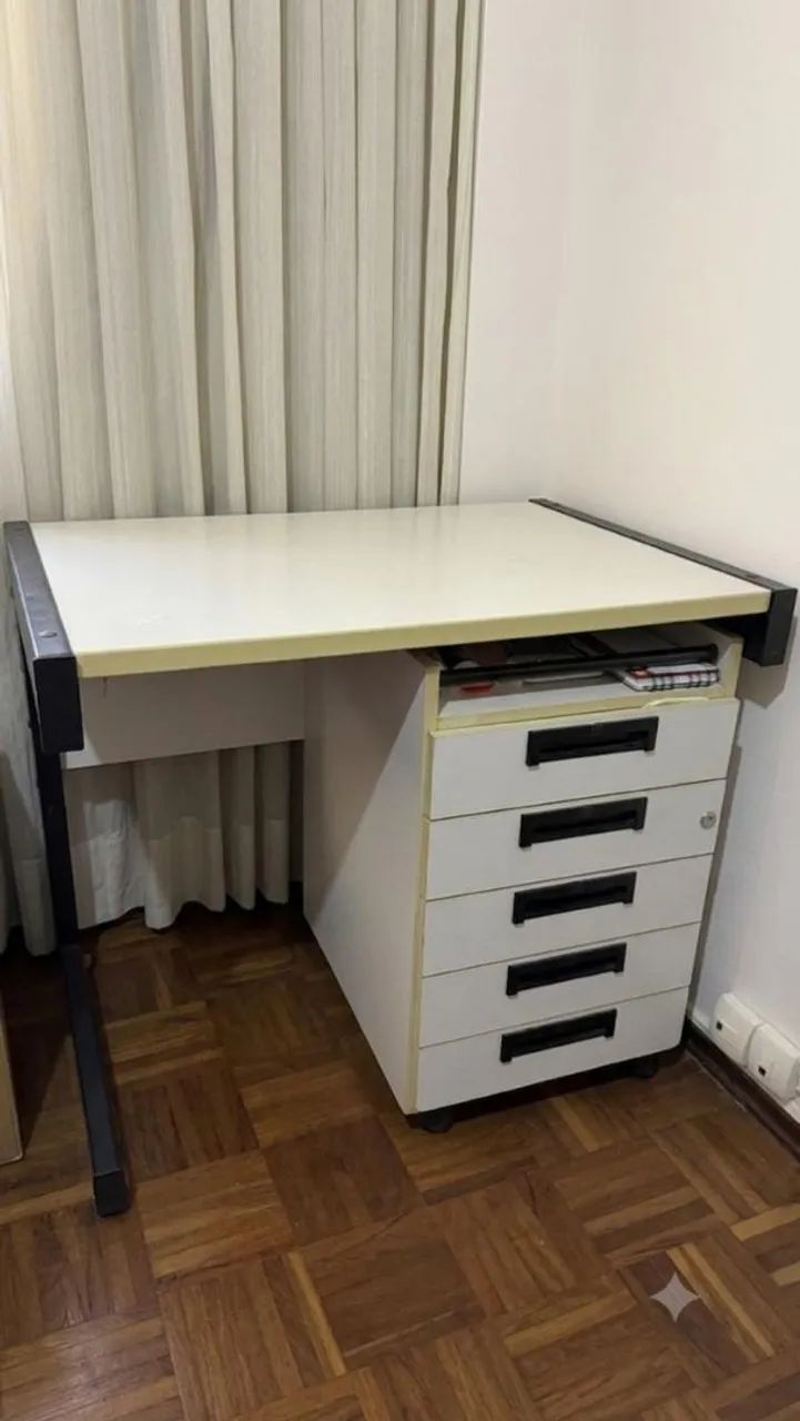 Mesa com gaveteiro