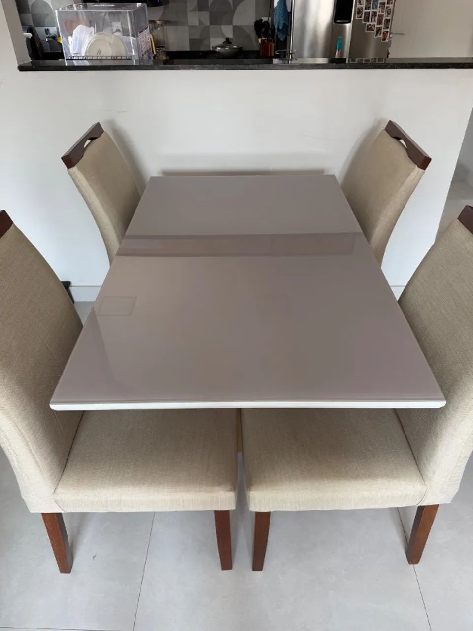Mesa de jantar com 04 cadeiras