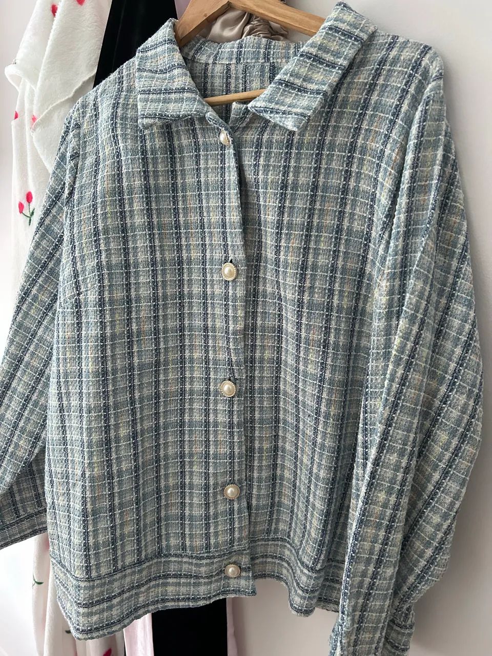 Bomber em tweed azul com botões perolados Plus Size 