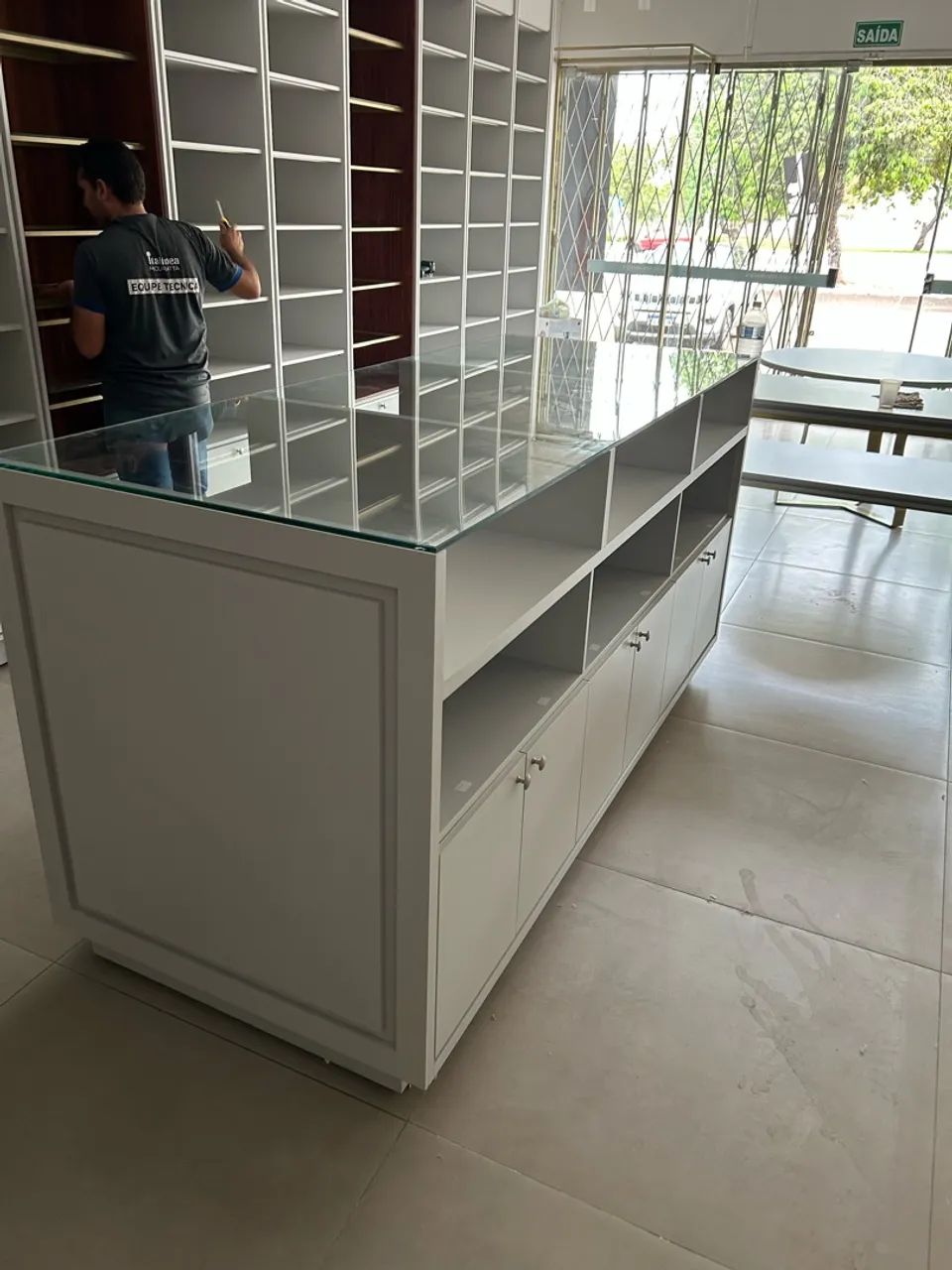 Balcão de centro com tampa de vidro e gavetas . 