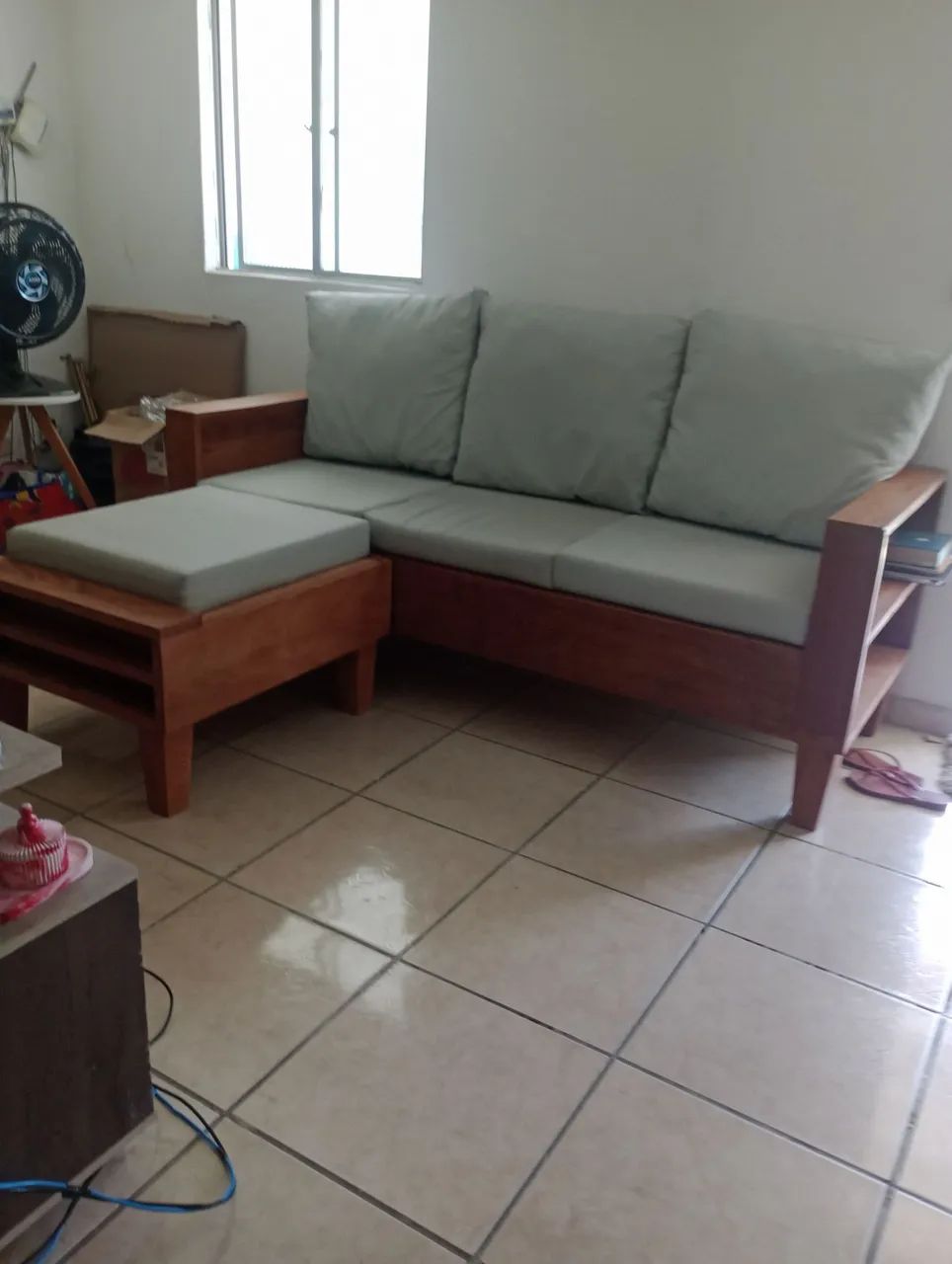 VENDO CONJUNTO DE SOFÁ DE MADEIRA MACIÇA COM PUFE - Foto 2