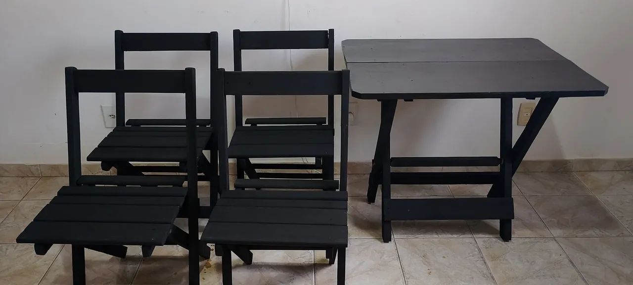 Conjunto de Mesa e Cadeiras de madeira dobraveis. - Foto 2