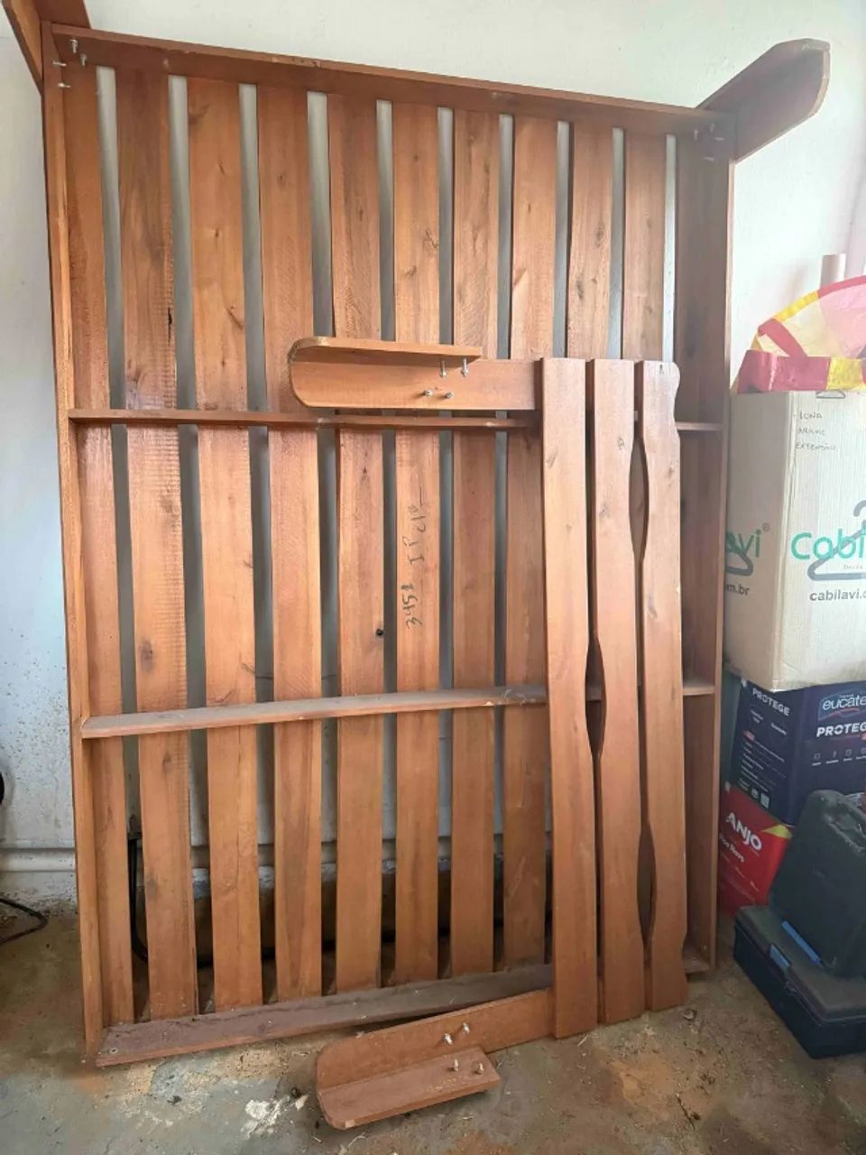 Cama de casal em madeira maciça