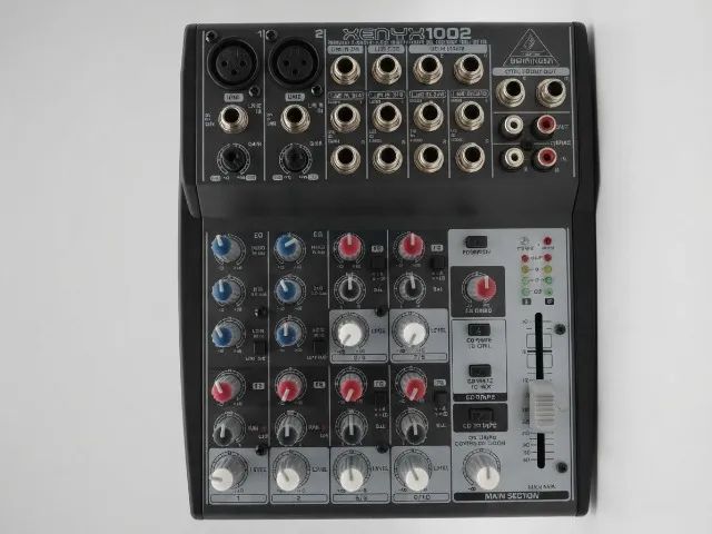 Mesa de Som Behringer XENYX1002