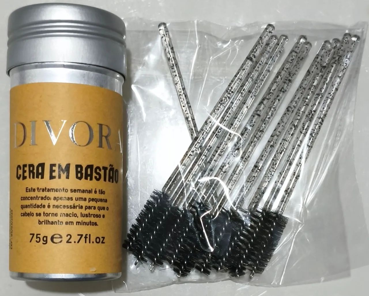 Kit Cera em bastão Antifrizz com escovinhas.