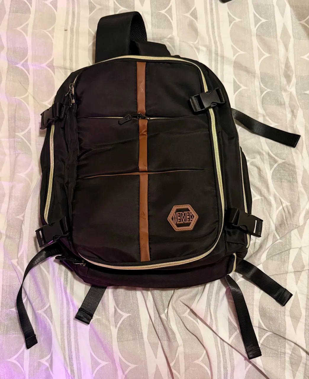 Mochila para viagem cor preta com vários compartimentos 