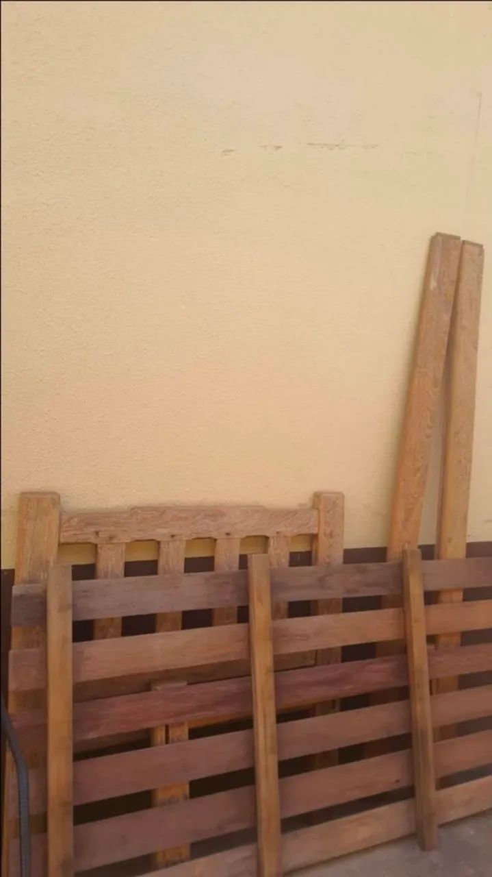 Cama de Solteiro em Madeira Maciça