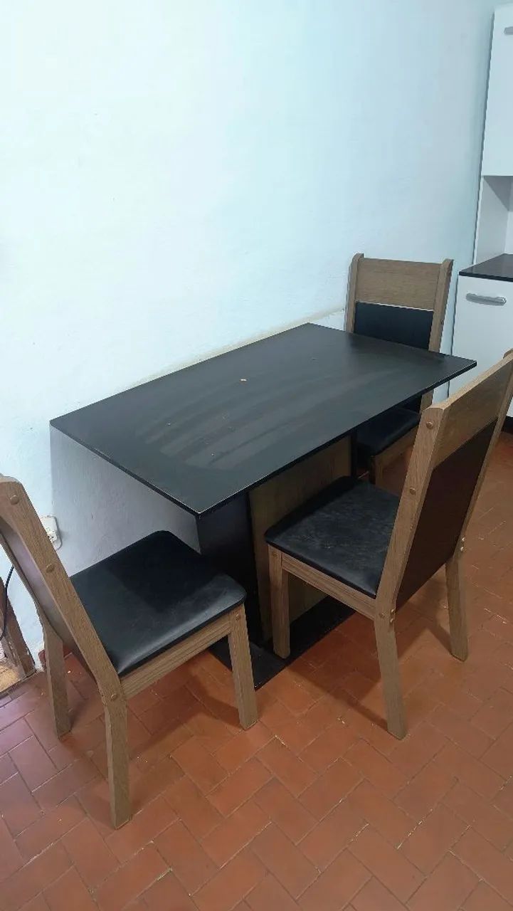 Mesa com três cadeiras de madeira  - Foto 2