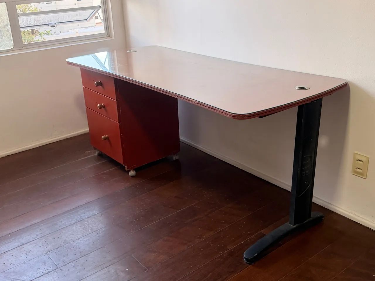 Mesa de estudo grande com vidro e com gaveteiro - Foto 4