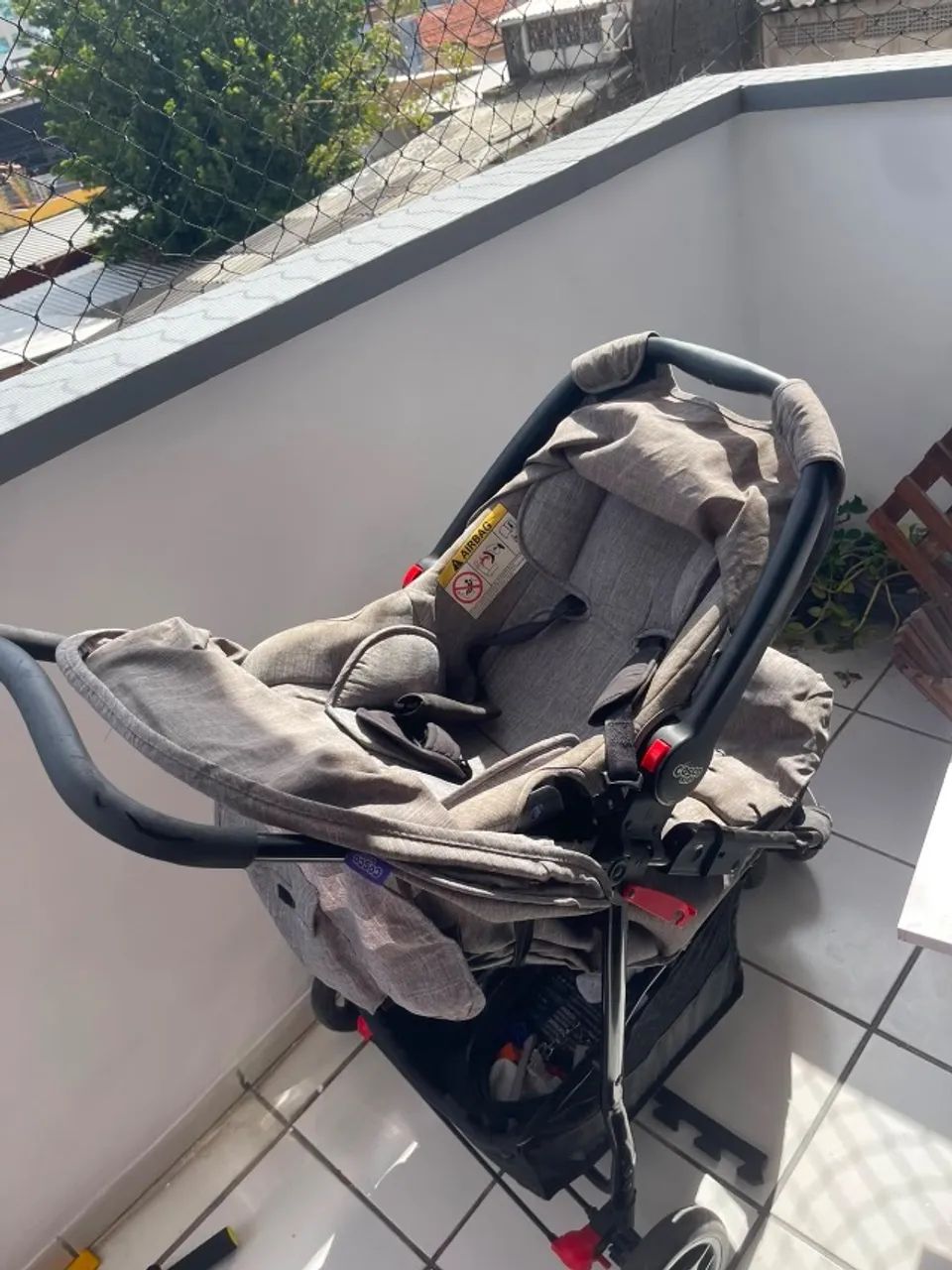 Carrinho de bebê com bebê conforto  - Foto 2