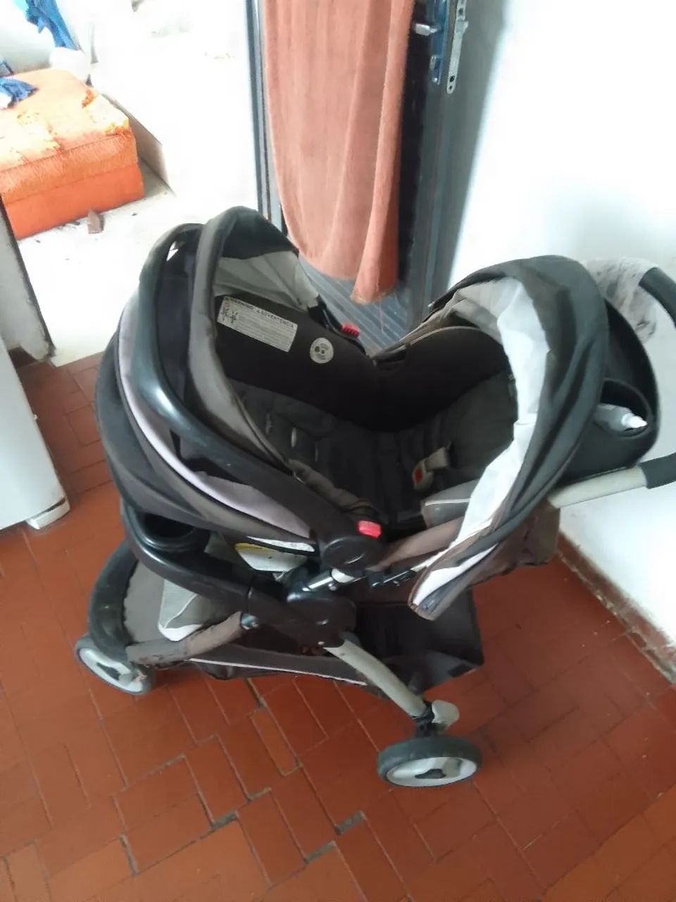 Carrinho de bebê com bebê conforto - Foto 2