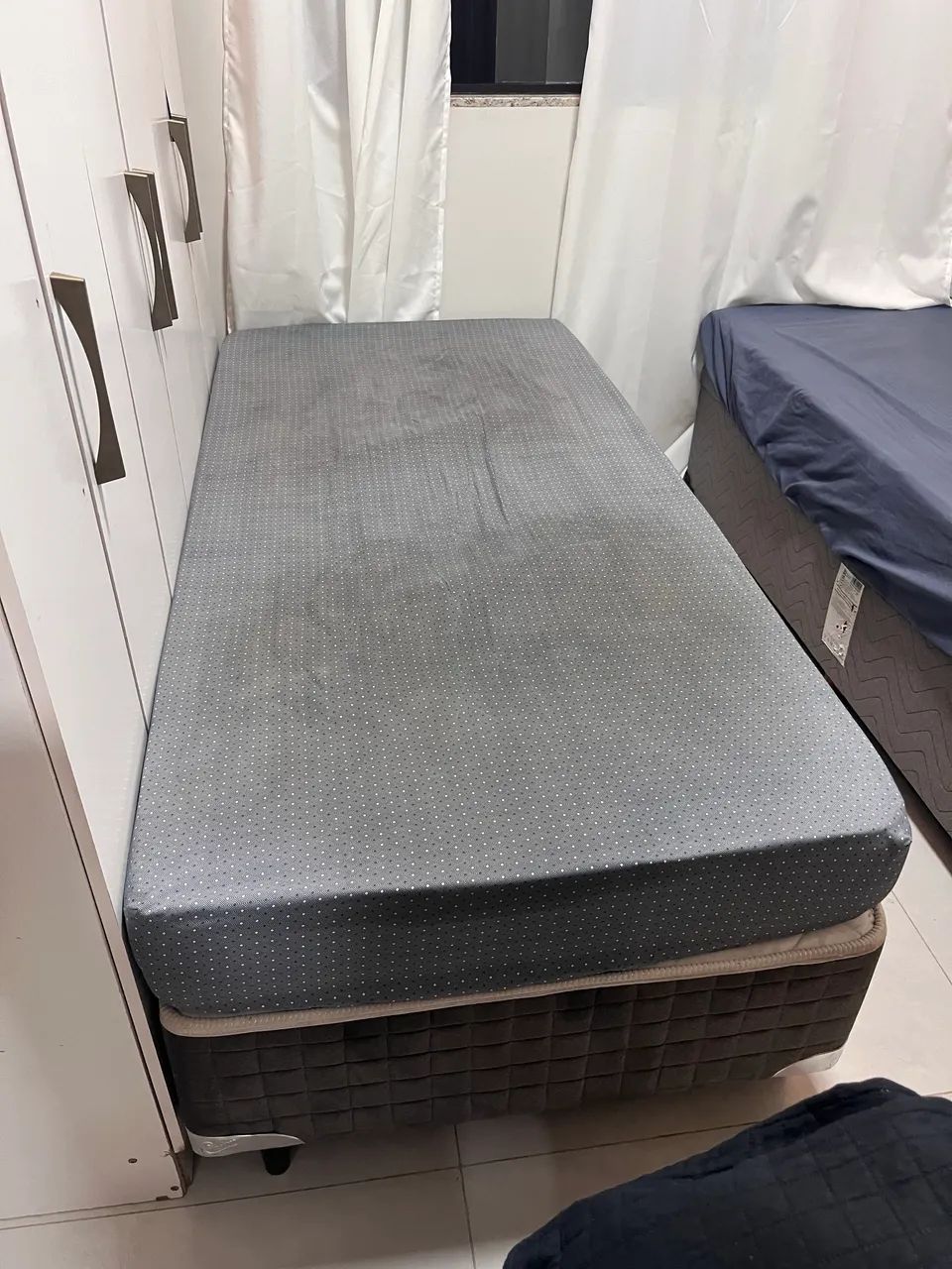 CAMA BOX DE SOLTEIRO COM CAMA EMBAIXO (ROUPAS DE CAMA INCLUSAS)