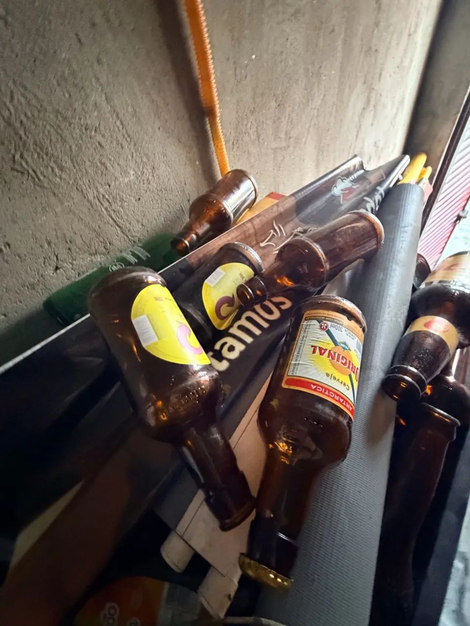 Caixas de cervejas e cascalhos  - Foto 4