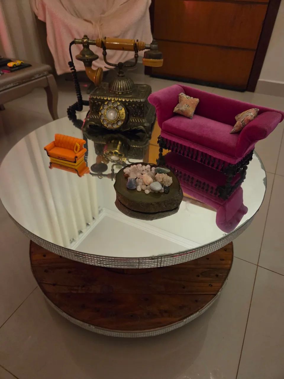 Mesa de centro de bobina madeira com espelho e rodinha