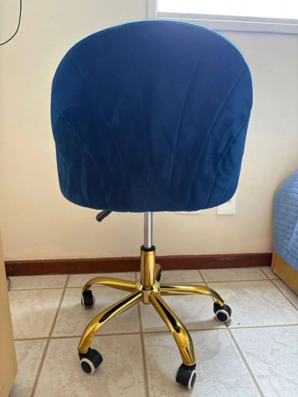Cadeira de Escritório - Veludo Azul Marinho - Base Dourada (Estilo Shell) - Foto 3