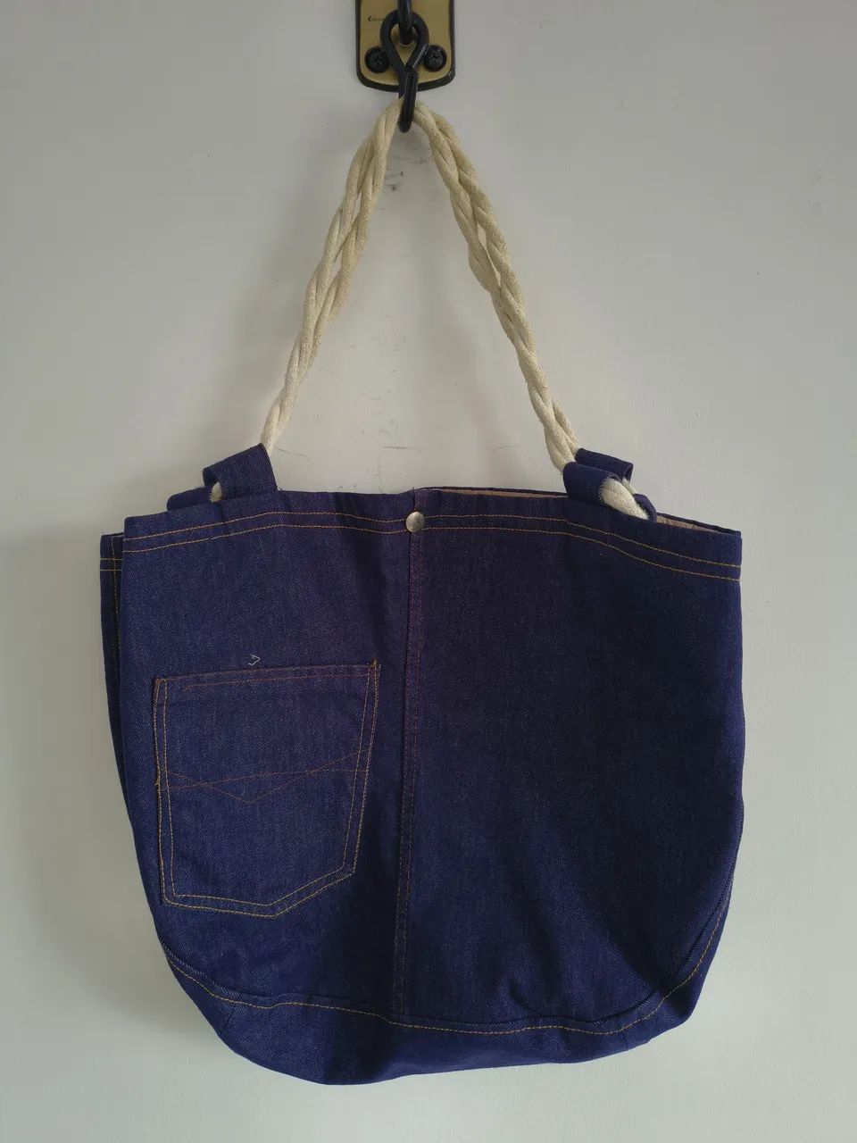 Bolsa de Ombro em Jeans com Fecho em Botão