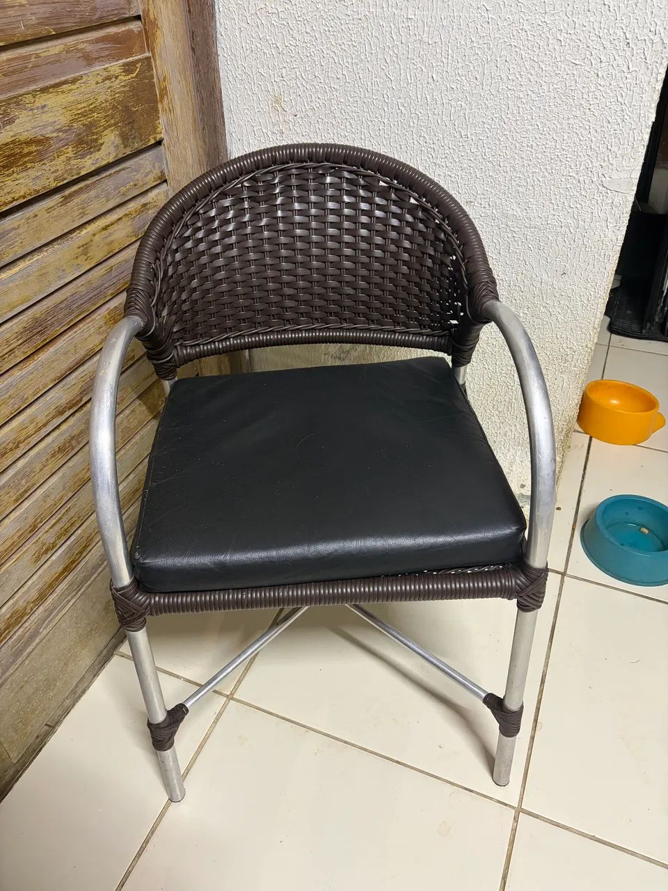 CADEIRA EM ALUMÍNIO COM ESTOFADO