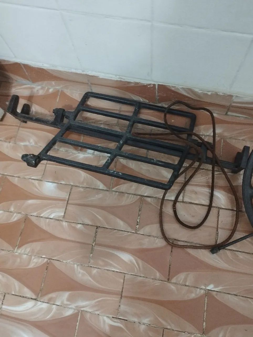 Roda e pedal de ferro da Máquina Singer - Foto 3